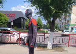 В Камышине в соцсетях показали странного персонажа, гуляющего по улице Ленина
